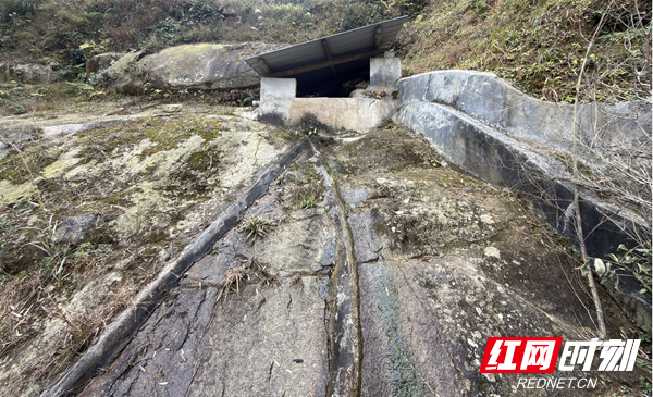 村民打的水井2.jpg 村民打的水井2.jpg