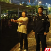 邵阳：民警吃东西偶遇嫌疑人 顺道将其“打包”带走