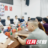 严华在市委群众来访接待中心接待来访群众