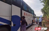 湖南洞口：联合高效处置交通事故 安全转运滞留司乘