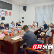 严华在市委群众来访接待中心接待来访群众