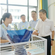 严华在市区走访慰问教师代表