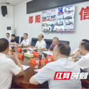 严华在市委群众来访接待中心坐班接访