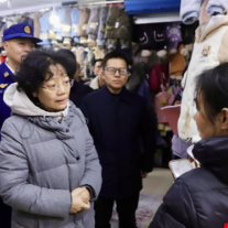 程蓓检查市区节日保供和安全生产工作