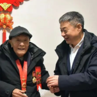 严华、程蓓等市领导看望慰问离退休老同志