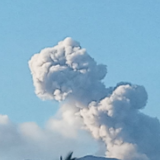 印尼杜科诺火山喷发 火山灰柱高度约700米