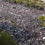 美媒：数千名抗议者聚集白宫附近，抨击美国对以色列援助并呼吁停火