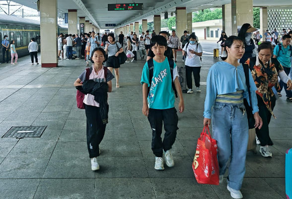 开学啦！长沙火车站加开8趟列车应对开学季