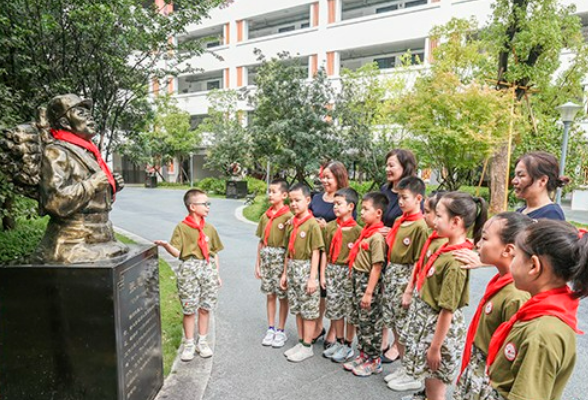 全军挂像英模雕塑进校园 长沙雨花区全民国防教育日系列活动拉开序幕