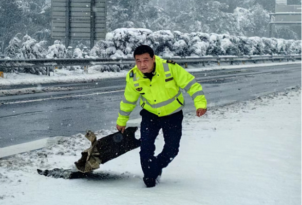 长益高速：沐“雪”前行，除雪抗冰保畅安