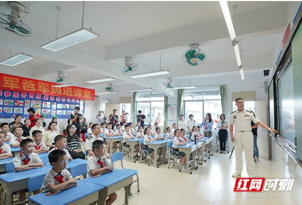 走进南部战区海军 | 军爸军妈校园开讲 共育国防未来星