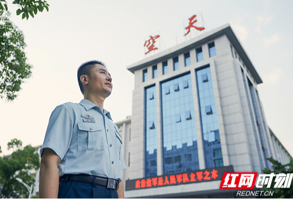 坚守强军初心 用青春描绘胜战航迹——记国防科技大学教授王鹏