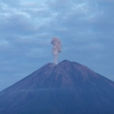 印尼塞梅鲁火山喷发 火山灰柱高度达1000米