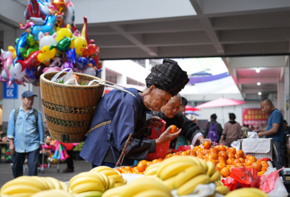 组图｜湘西乾州赶场：清晨的人间烟火 充满热闹与喜悦