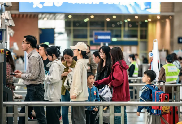 “五一”假期！第一批游客冒雨抵达长沙！有人被臭豆腐“辣哭”