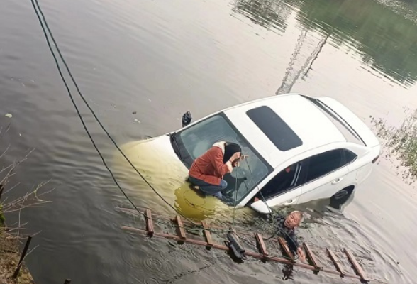 车辆落水 湖南高速“养护橙”成功施救