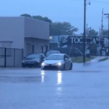 美国连日暴雨 佛罗里达州部分地区洪水泛滥