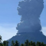 外媒：印度尼西亚东部一火山一日连续喷发两次