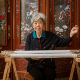 何以中国·运载千秋丨89岁“绣娘”“汴”出《清明上河图》