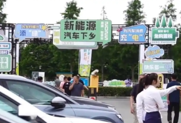 好评中国丨多举措赋能，激活乡村出行新“绿”象