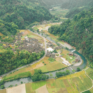 宿美吉首④丨湘西峡谷深处，苗寨河畔引来一家“蝴蝶”民宿