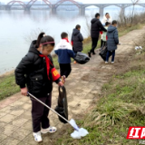 “小小河长”上岗巡河 共同维护“水清、岸绿、景美”的河道生态环境