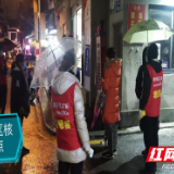 “责任大于生意” 火锅店员工穿上红马甲变“全日制”志愿者