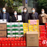 戴党徽亮身份 “两新”志愿者防疫一线当先锋