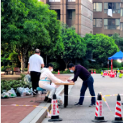 干部职工纷纷化身“分拣员” 爱心蔬菜包送至居民区