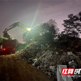 吹响环境整治集结号 清理垃圾不留死角