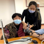 接送居民打疫苗 “陀螺”书记变身“专车司机”