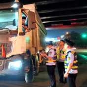 夜间治超“保安全” 有效遏制超限超载
