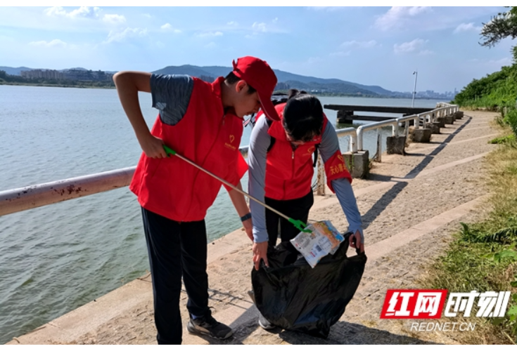 保护水资源 “河小青”公益劳动共奏青春“净”歌
