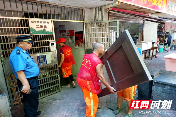 打响楼道清理攻坚战 文明创建从我做起