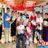 手绘清风扇 共倡廉洁风