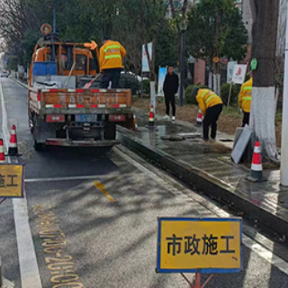 市政“美容”贺新春 抚平城市道路“皱纹”