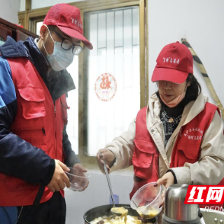 煮汤圆  送祝福 汽车站里闹元宵