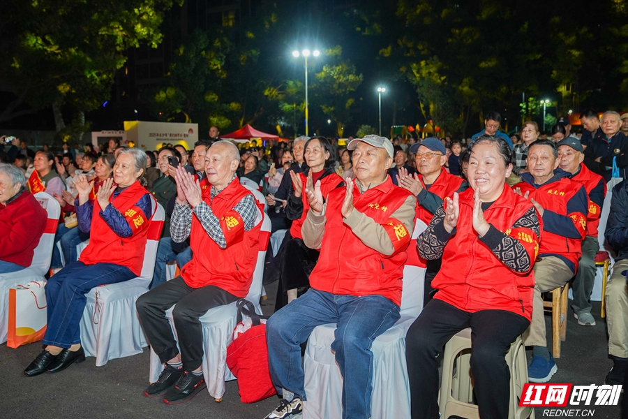 现场观众掌声雷动,节日的喜庆气息迅速蔓延。_副本.jpg 现场观众掌声雷动,节日的喜庆气息迅速蔓延。_副本.jpg