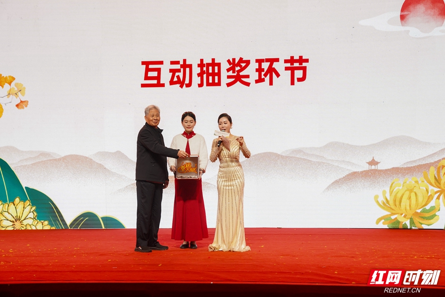 活动中还特别设置了互动抽奖与民俗体验环节,社区工作人员与居民现场制作茱萸香囊、菊花花糕,香气弥漫中传递平安祝福。_副本.jpg 活动中还特别设置了互动抽奖与民俗体验环节,社区工作人员与居民现场制作茱萸香囊、菊花花糕,香气弥漫中传递平安祝福。_副本.jpg