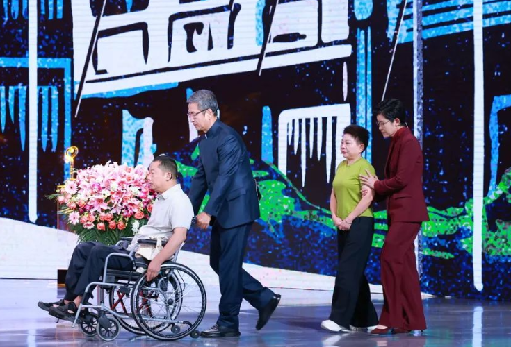“感动中国”年度人物！岳阳“90后”基层干部李东当选