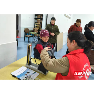 华容县治河渡镇：家庭医生签约团队“组团”送健康