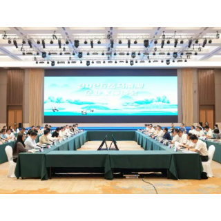 谢卫江主持召开岳马南湖·企业家座谈会