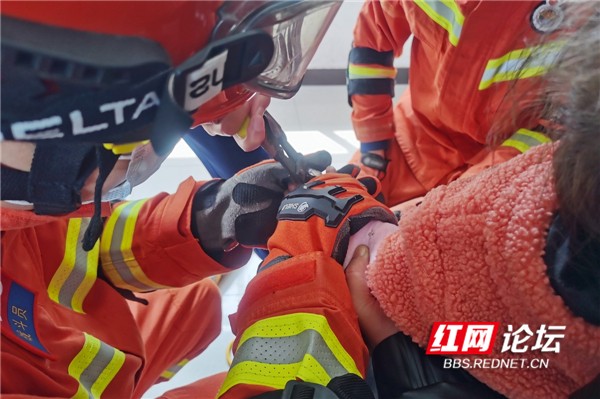 消防员将卡在小女孩手上的铁环取下3.jpg