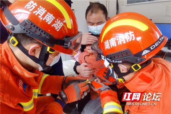 消防员将卡在小女孩手上的铁环取下2.jpg