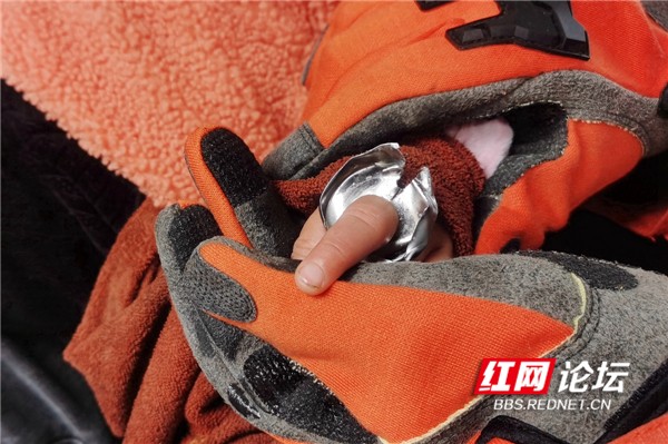 消防员将卡在小女孩手上的铁环取下1.jpg