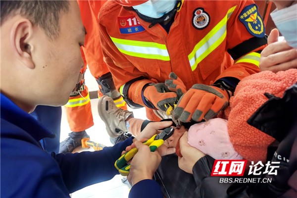 消防员将卡在小女孩手上的铁环取下4.jpg