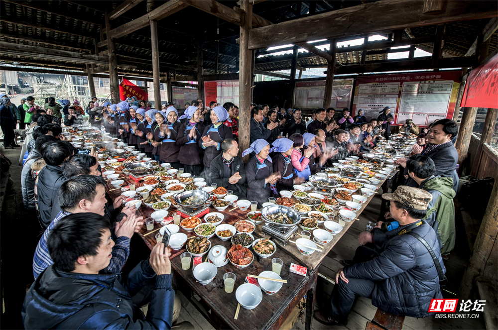 《侗寨合拢宴》黄生学  摄  .jpg