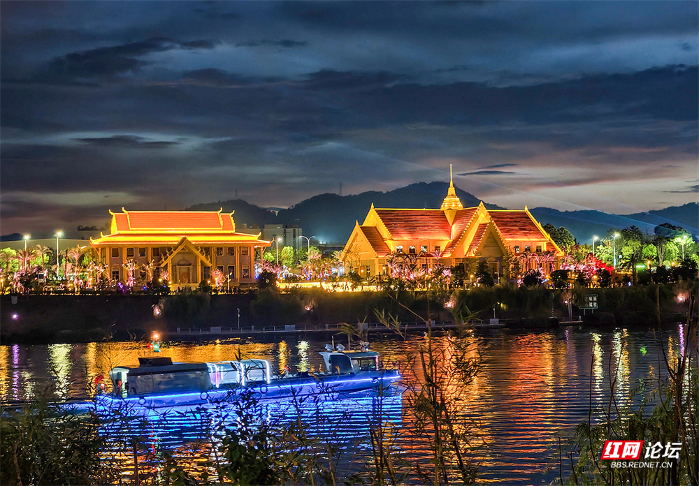 《怀化东盟集》田文国  摄.jpg