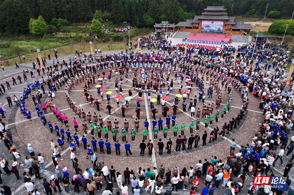 《侗乡多嘎多耶》曾挟山 摄  ..jpg