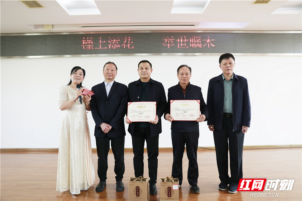 010 一等奖获奖者上台领奖。.jpg